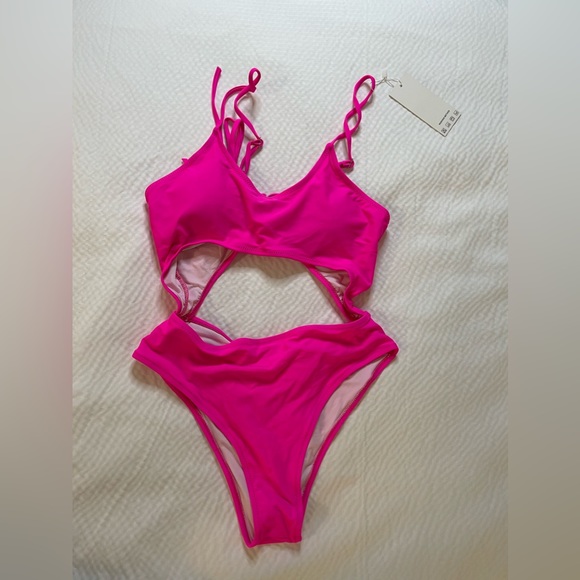 Cute Hot Pink Swimsuit ๐ Flattering ๐ Barbiecore ๐ - Picture 2 of 10